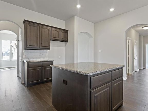 4th image of 1040 Legacy Oaks Dr