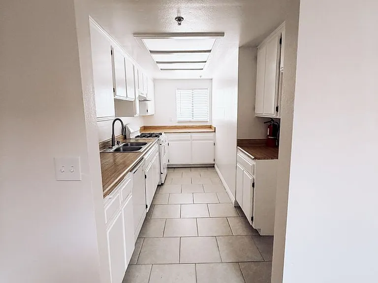 14814 Inglewood Ave. — Photo 11