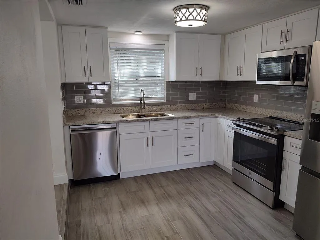 3 bed, 2.0 bath, 1356 sqft, $2,700 — Photo 3