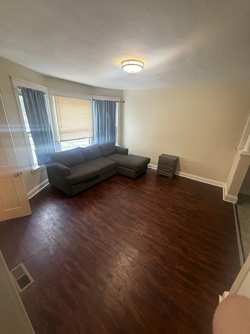 11 Lancaster Street — Photo 2