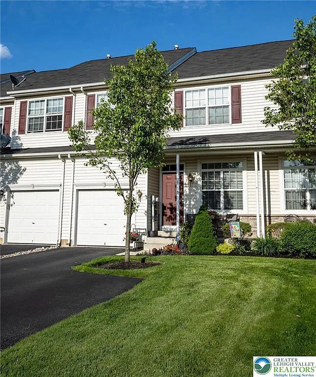 3 bed, 2.5 bath, 2270 sqft, $2,600 — Photo 1