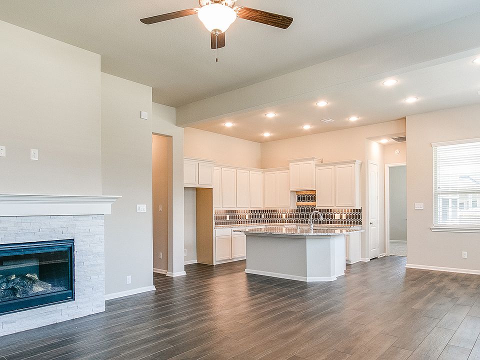 2nd image of 2921 Lago Costa Dr