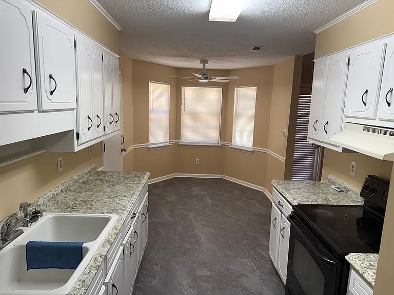 2962 Bridgeport Dr — Photo 3