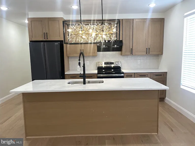 2101 S Hicks St — Photo 3