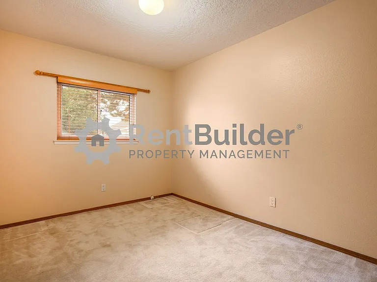 7617 Union St NE — Photo 16