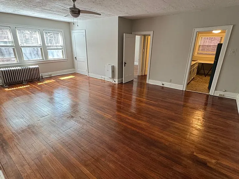 Beautiful Renovated Units — Photo 21