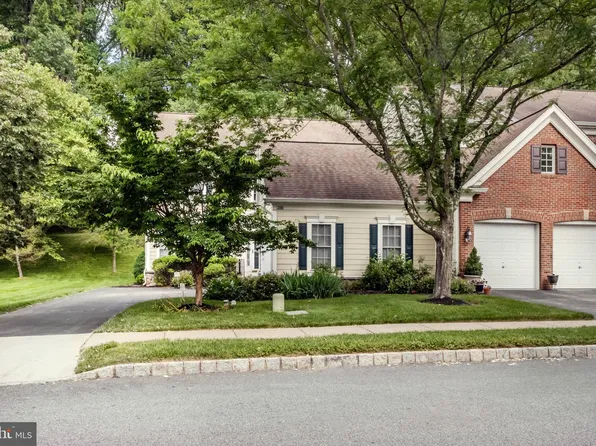 208 Excalibur Dr, Newtown Square, PA 19073