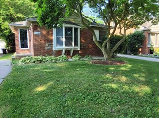 21356 Newcastle Rd, Harper Woods, MI 48225