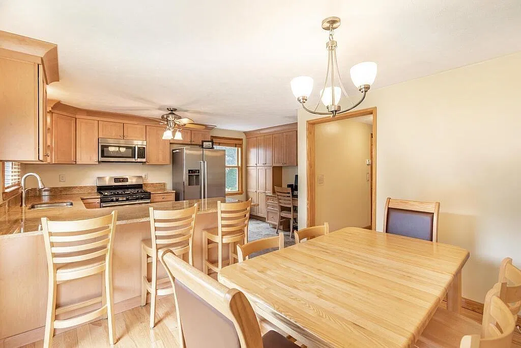 3 bed, 1970 sqft, $3,200 — Photo 4