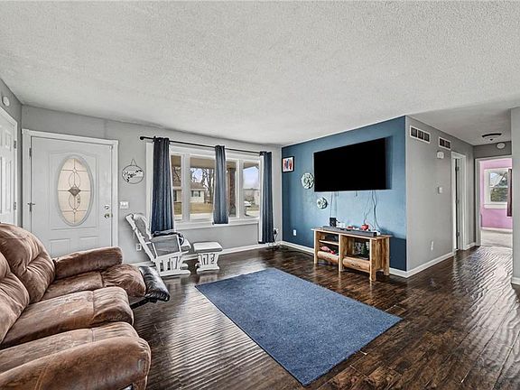 4th image of 418 W Moss St