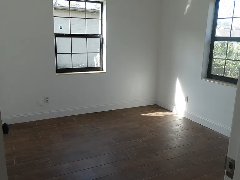 7878 Caxton Cir E — Photo 8