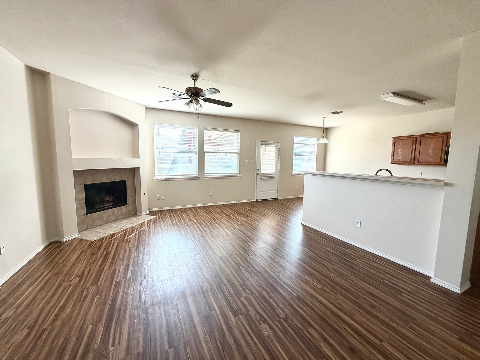 5 bed, 2.5 bath, 3372 sqft, $3,250 — Photo 4