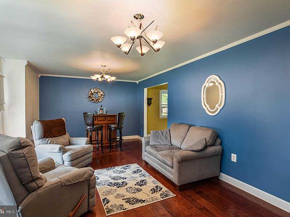 3rd image of 422 Woodcrest Dr