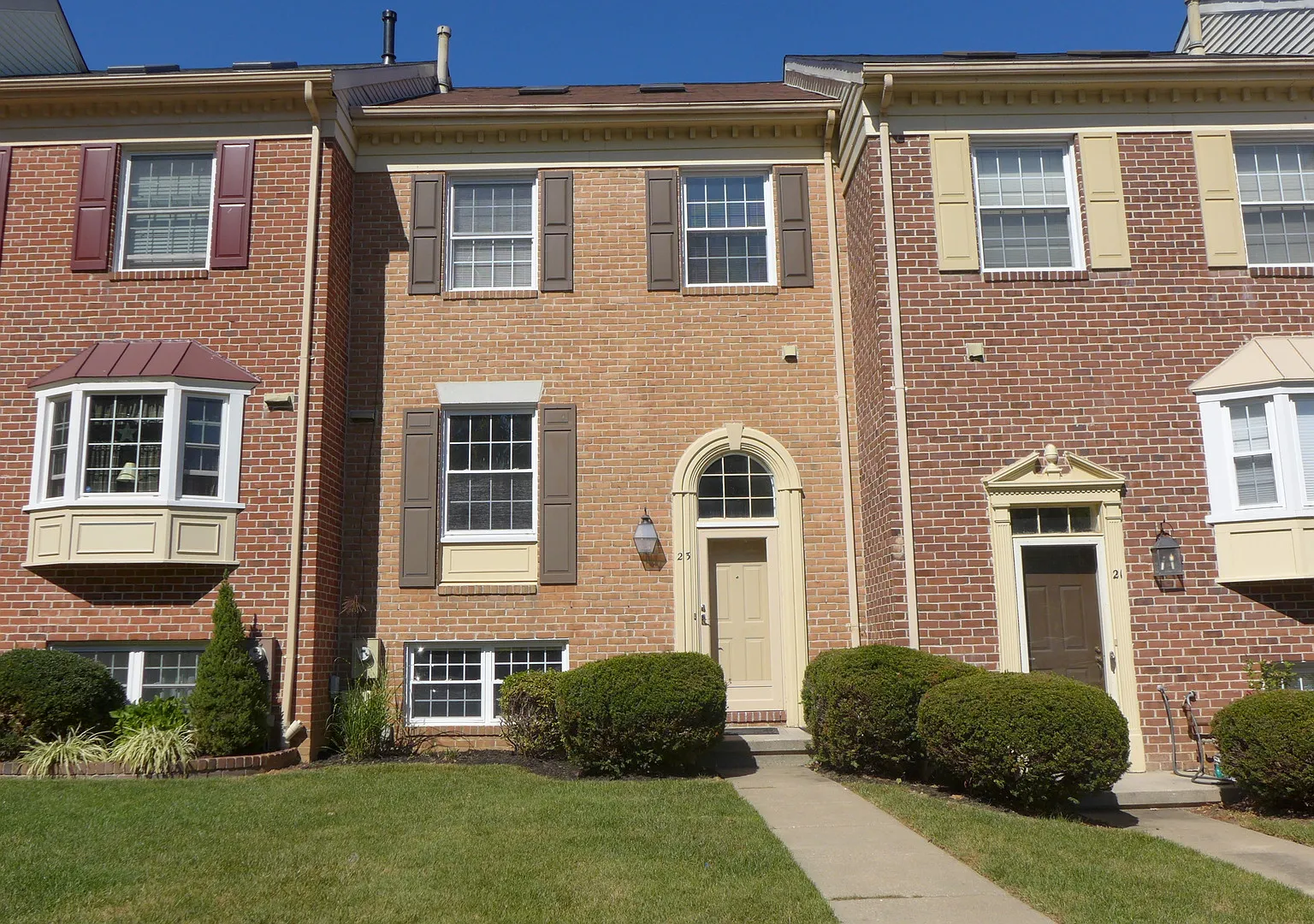 Spacious 4bd 3.5bth Brick-Front Townhome in The Lakes — Photo 1