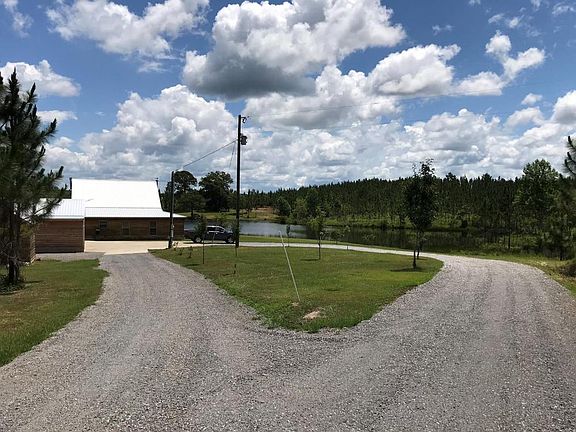 crushed rock road entrance to lodge
