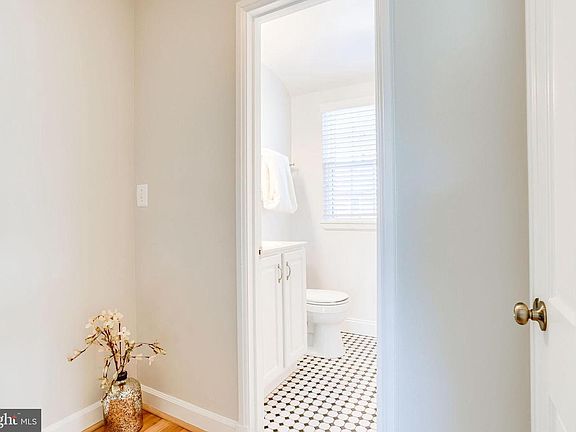 3rd image of 3010 S Abingdon St
