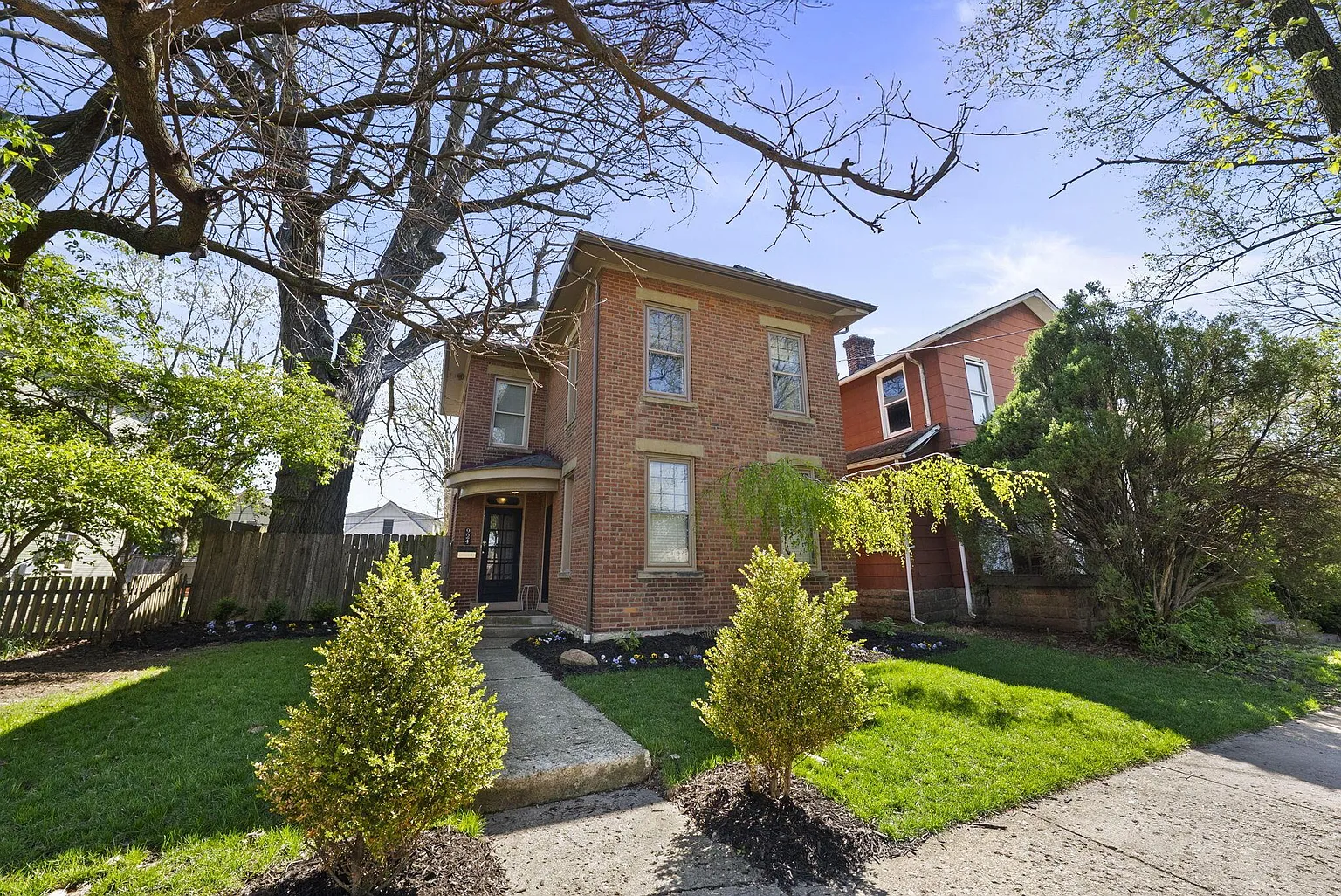 924 Hamlet St photo 1