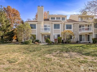 26 Farnham Sq, Parlin, NJ 08859