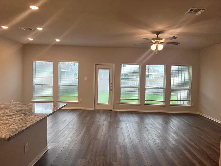 11225 Solar St — Photo 2
