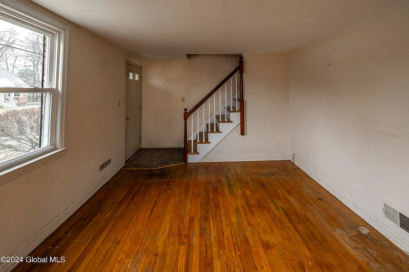 2nd image of 16 Brent Street