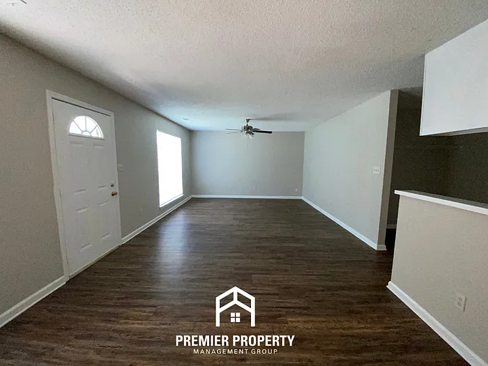 2584 Parkview Dr — Photo 3