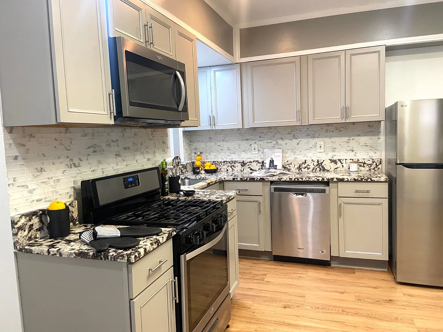 6 bed, 2.0 bath, 2800 sqft, $1,998 — Photo 2