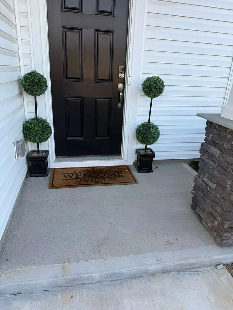 4 bed, 2479 sqft, $2,300 — Photo 2
