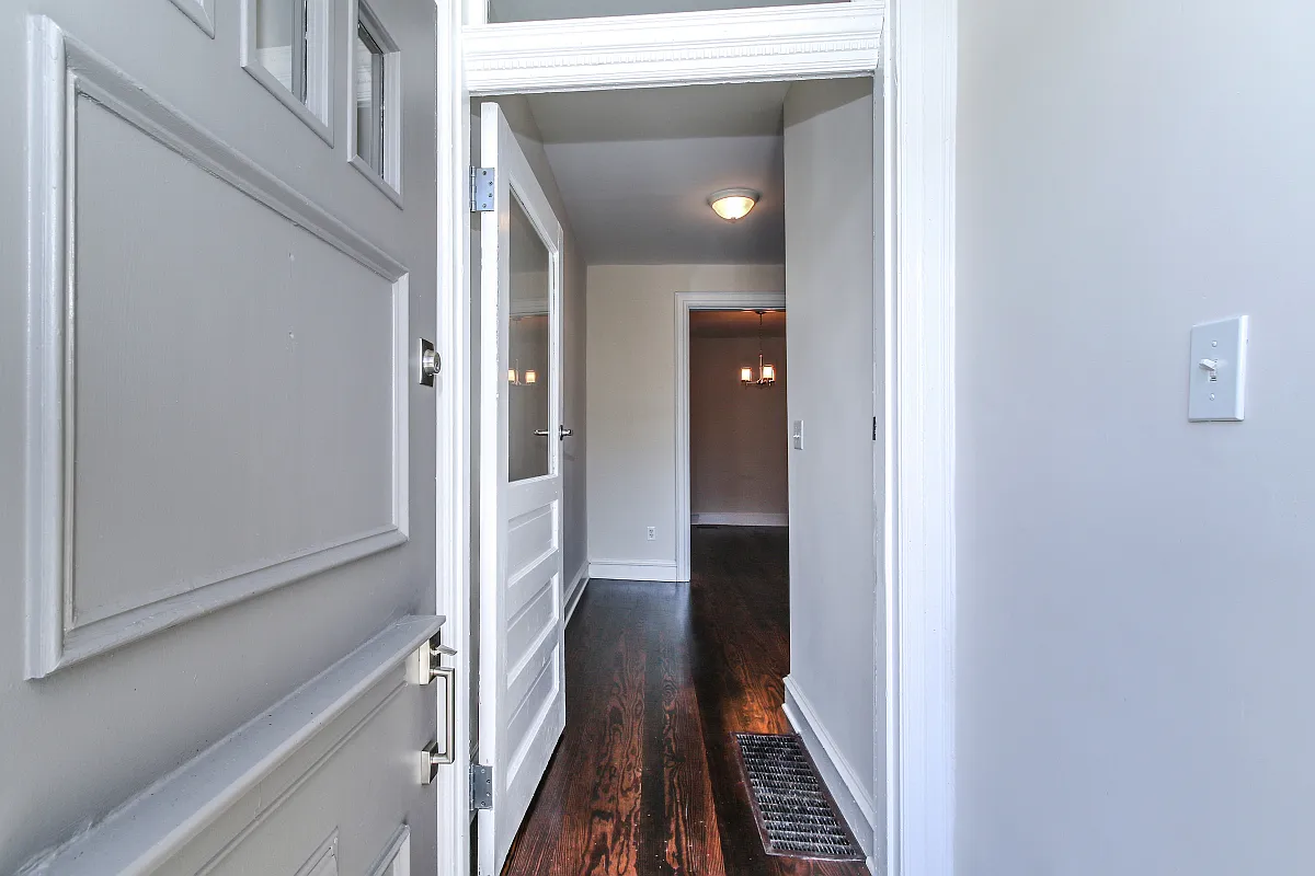 Renovated Columbia Heights 3BD Rowhome with 2 parking spaces!! — Photo 3