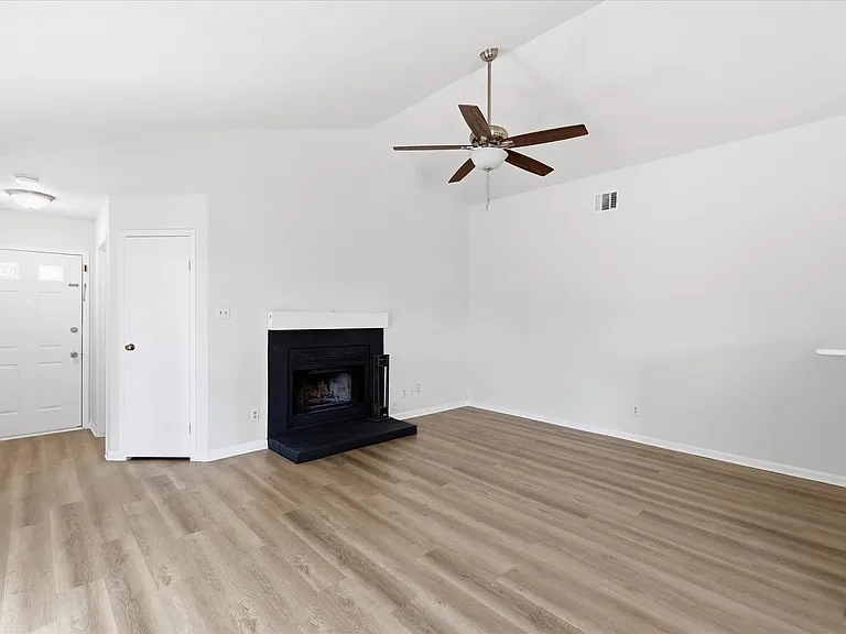 102 Pinyon Ln — Photo 2