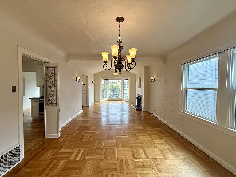 658 Rockdale Dr — Photo 6