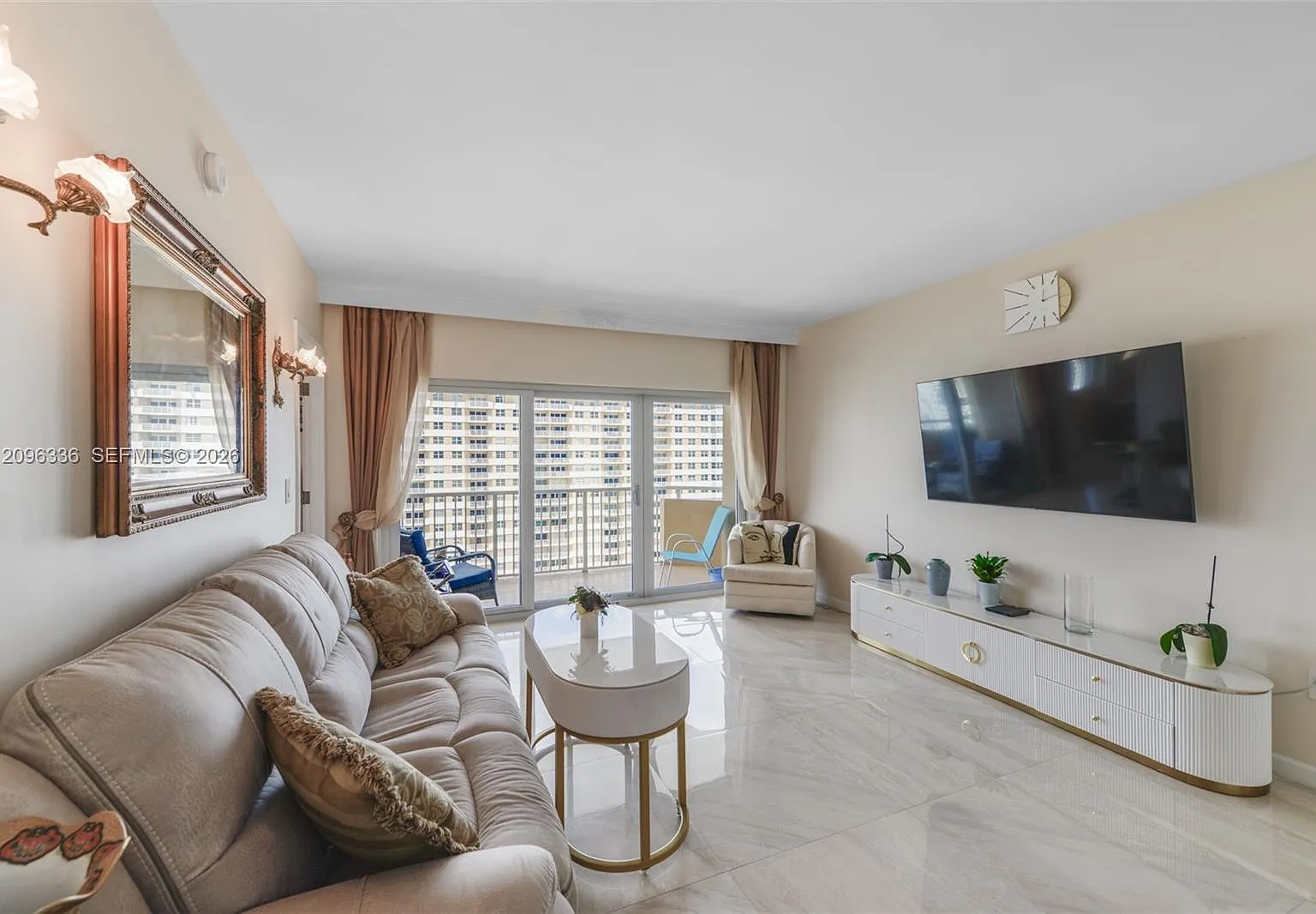 Hemispheres Condo — Photo 3