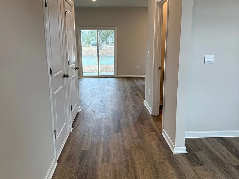 2528 Revolutionary Way — Photo 3