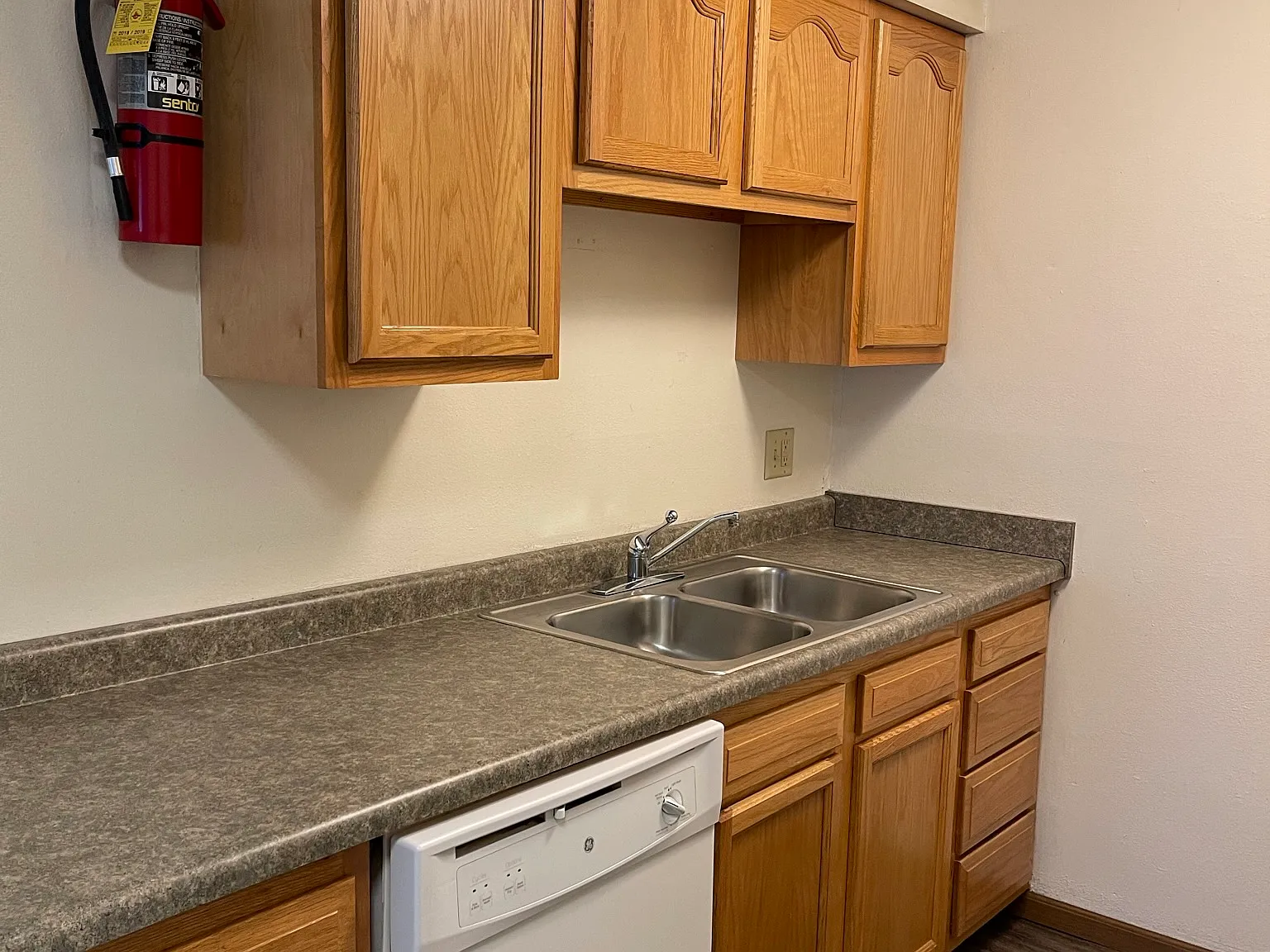 2 bed, $1,221 — Photo 4