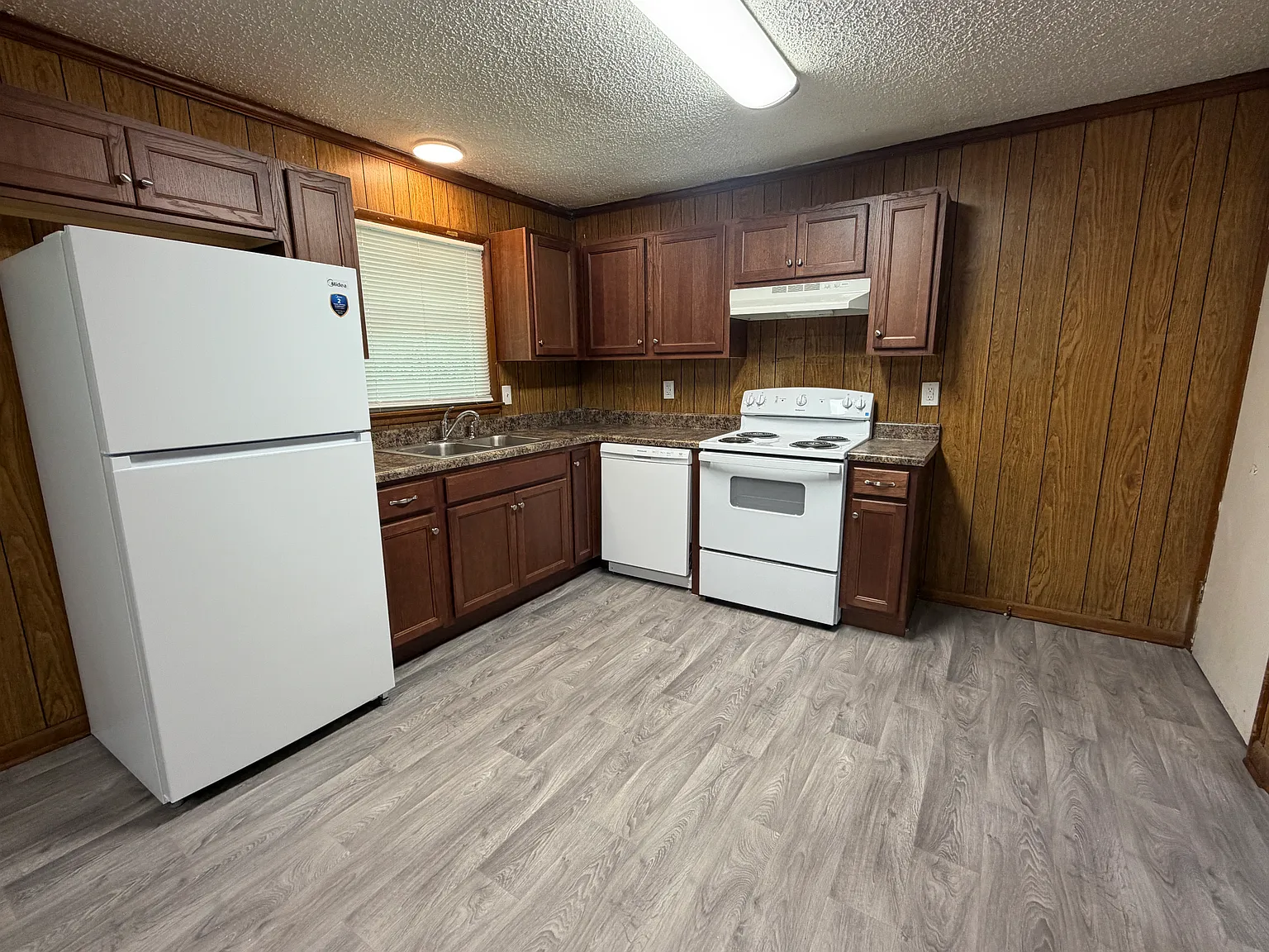3 bed, 1.5 bath, 1325 sqft, $1,650 — Photo 3