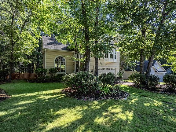 3rd image of 105 Highland Creek Ln