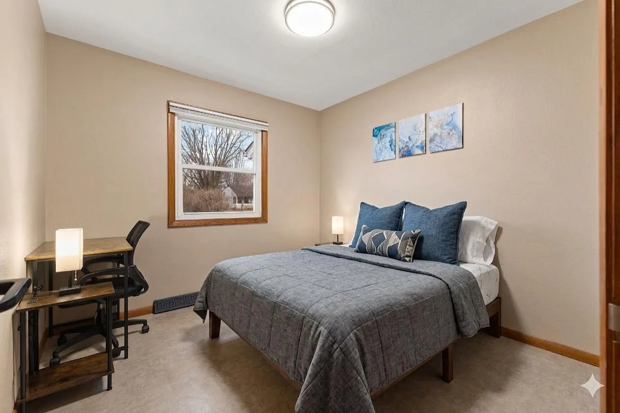 4 bed, 2.5 bath, 2300 sqft, $923 — Photo 1