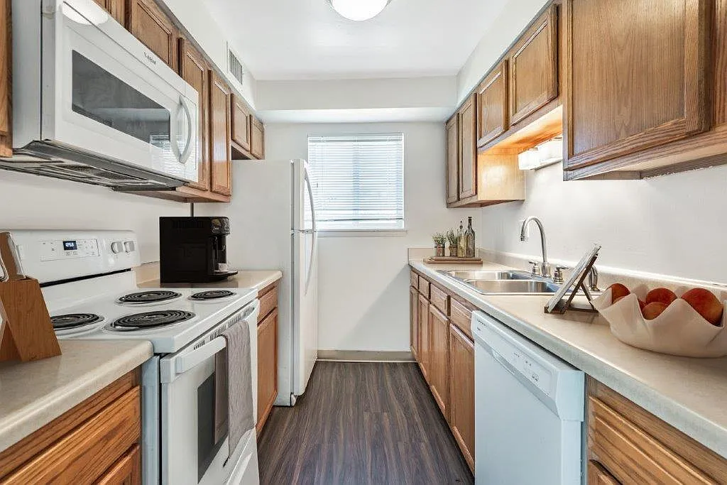 Crossroads Apartment and Townhomes — Photo 3