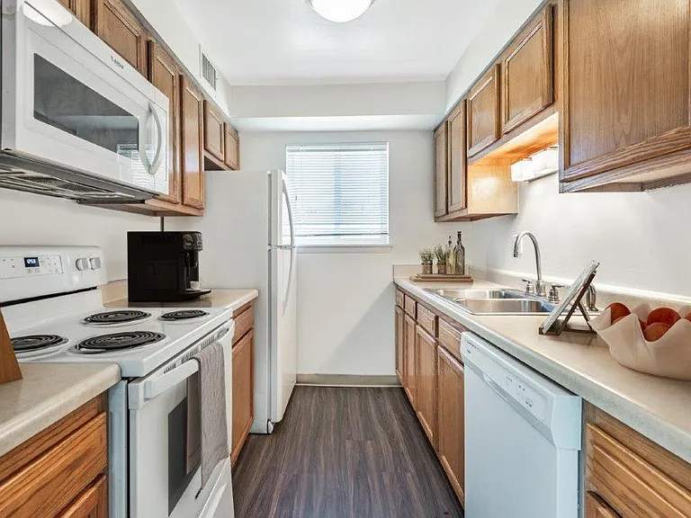 Crossroads Apartment and Townhomes — Photo 3