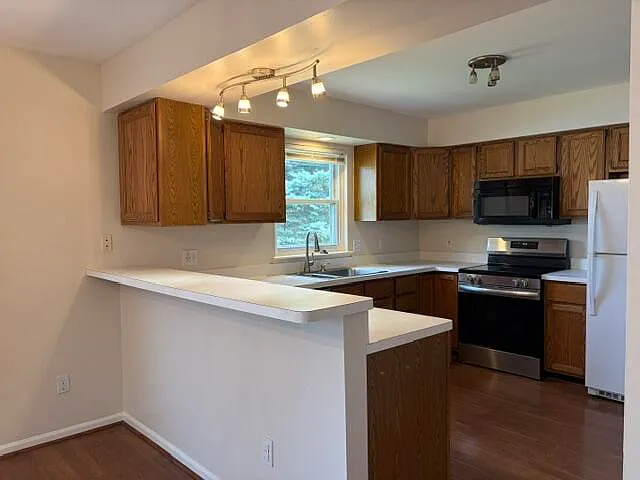328 N Pointe Dr — Photo 7