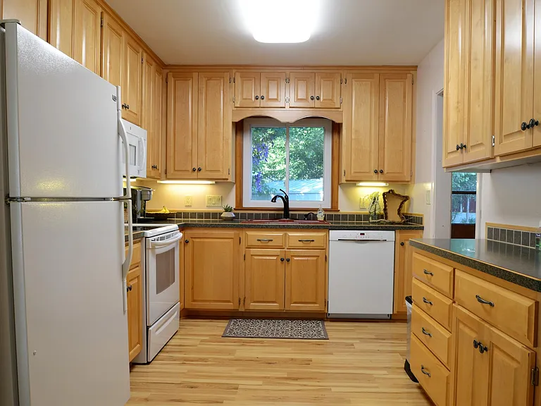 Upgraded Kitchen, Tons of Storage!