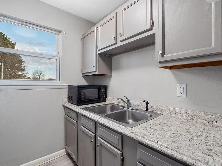 South Garden Apartments — Photo 14
