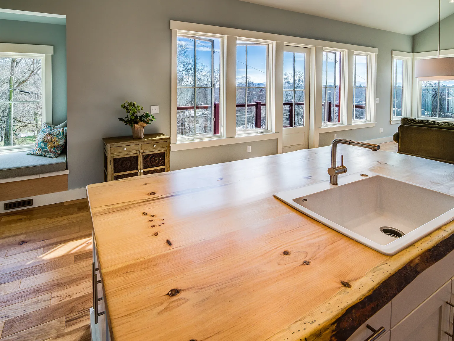 3 bed, 3.5 bath, 2100 sqft, $3,500 — Photo 2