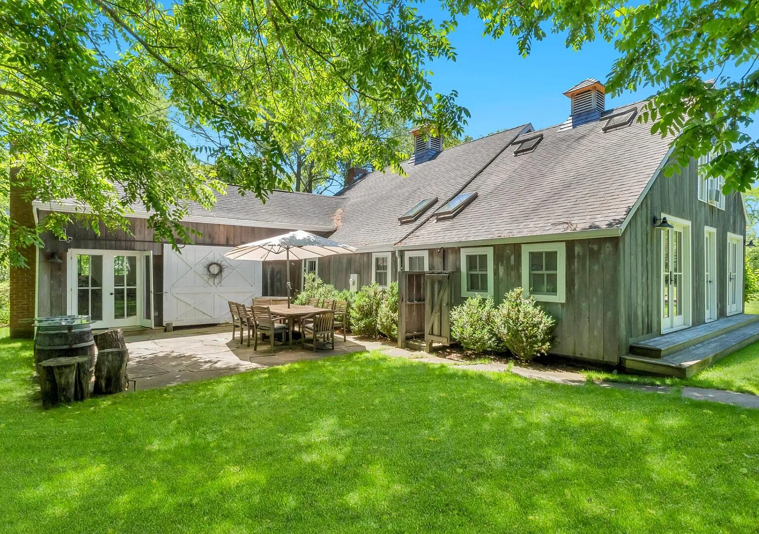 Stylish Hamptons Retreat with gorgeous pool on nearly four acres — Photo 3