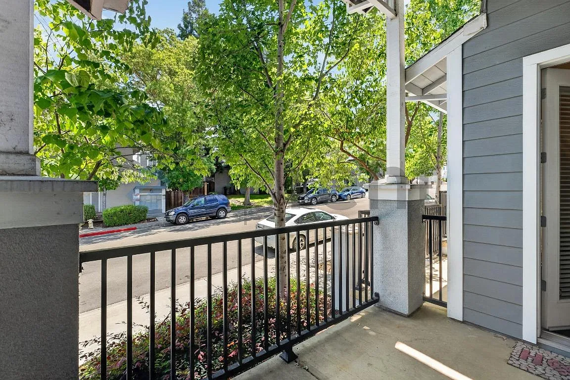 3 bed, 2.5 bath, 1848 sqft, $4,200 — Photo 4
