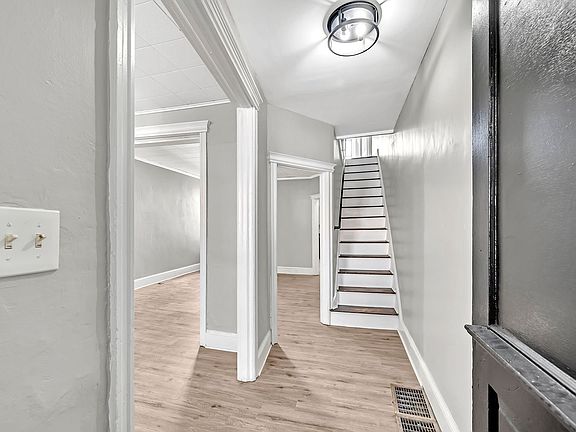 4th image of 25 Adella Ave