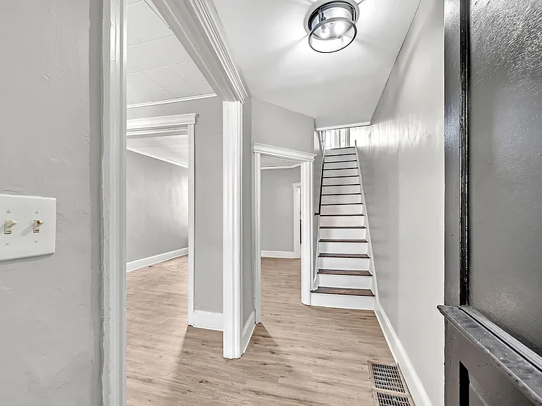 25 Adella Ave — Photo 4