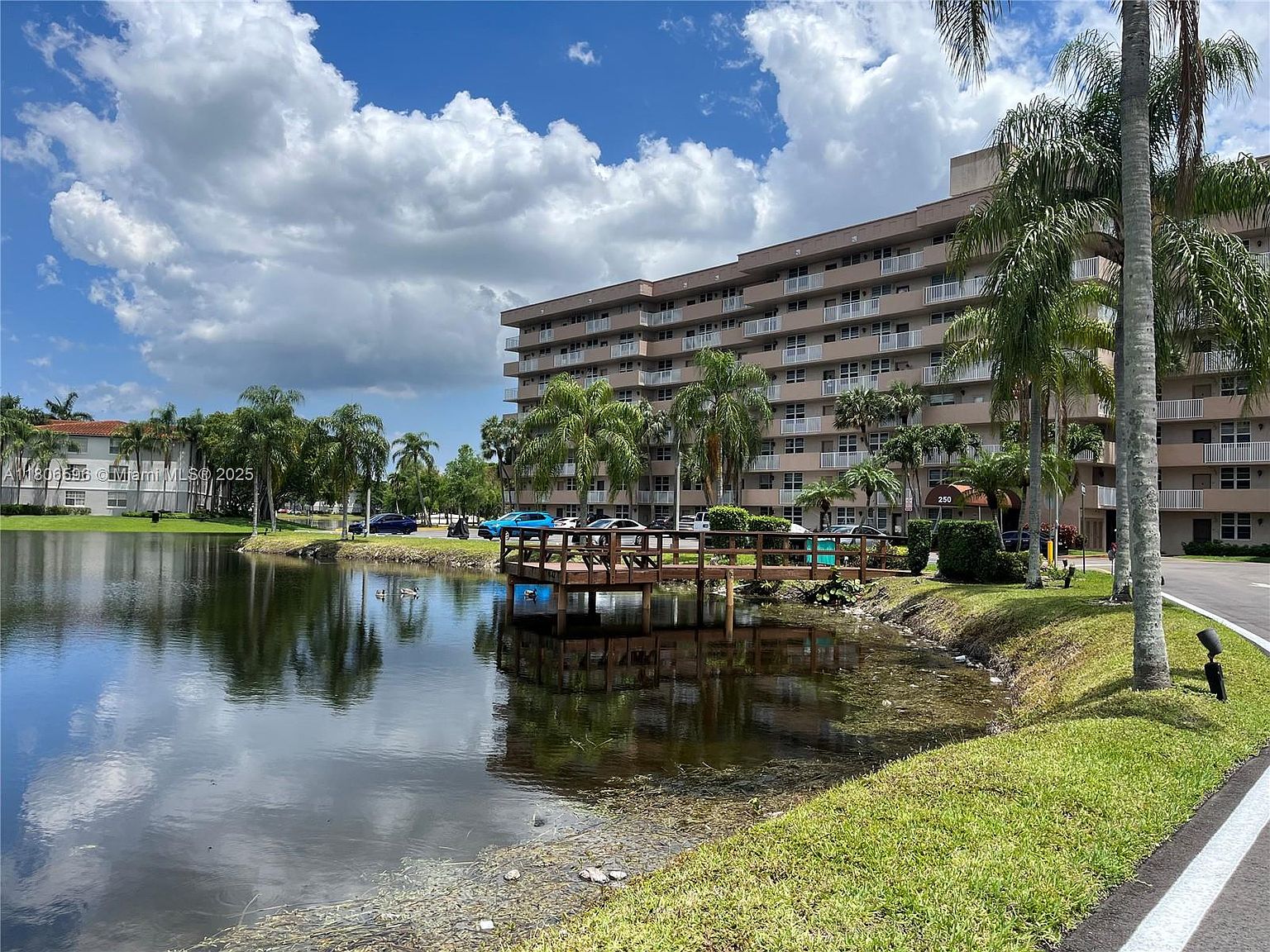 250 Jacaranda Dr APT 303