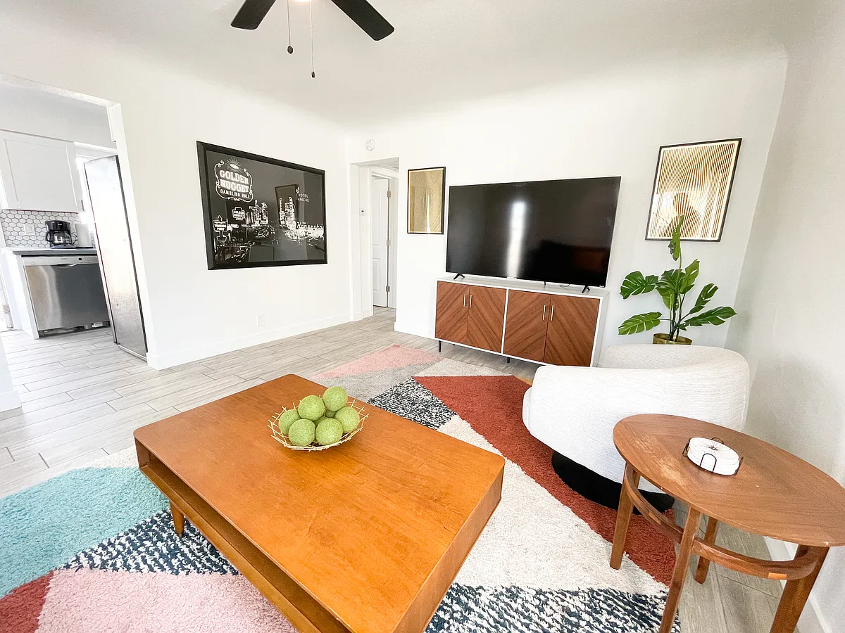 Building Photo - 1311 W Clarendon Ave #1