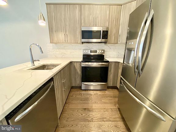 3rd image of 627 W Oxford St #3