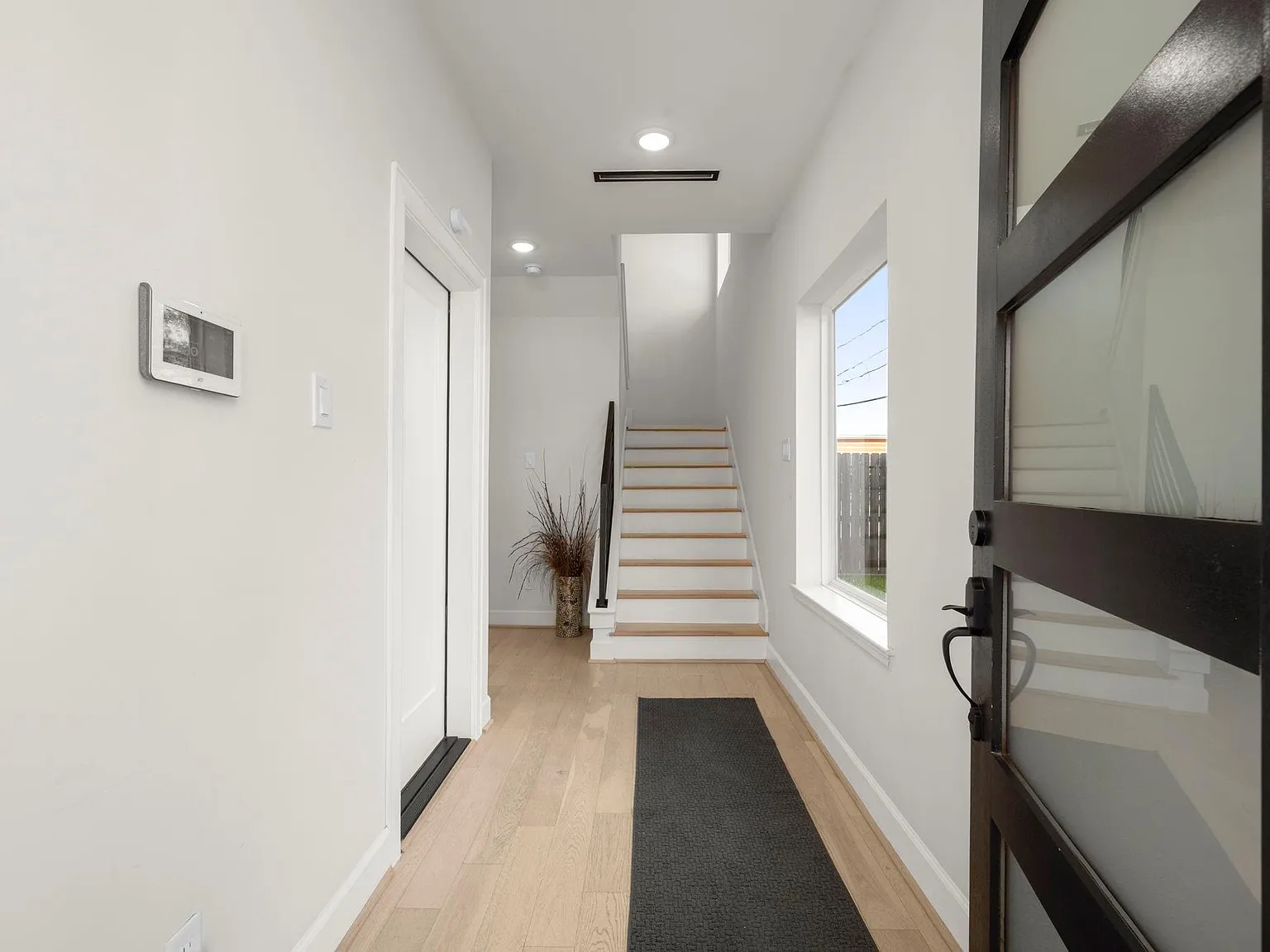 3 bed, 3.5 bath, 1980 sqft, $3,300 — Photo 4